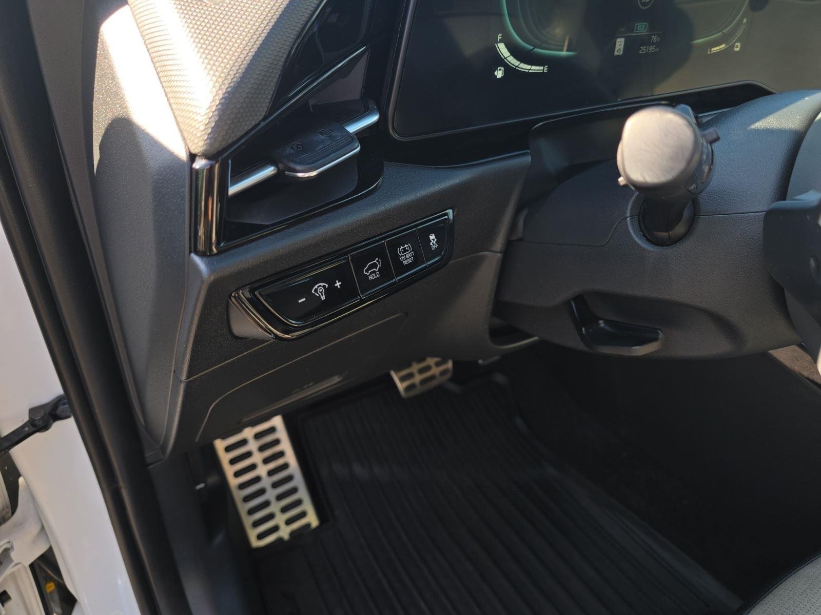 Used 2023 Snow White Pearl Kia SX Touring image 22