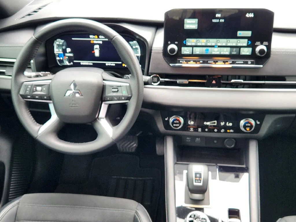 Used 2024  Mitsubishi SE Black Edition image 26