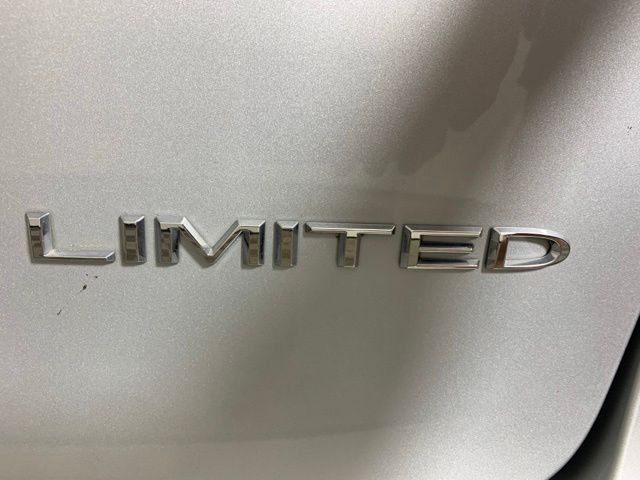 Used 2024 Silver Chrysler Limited image 41