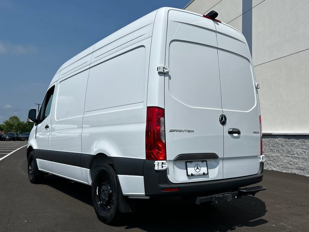 New 2026 Arctic+White Mercedes-Benz Cargo 144 WB image 38