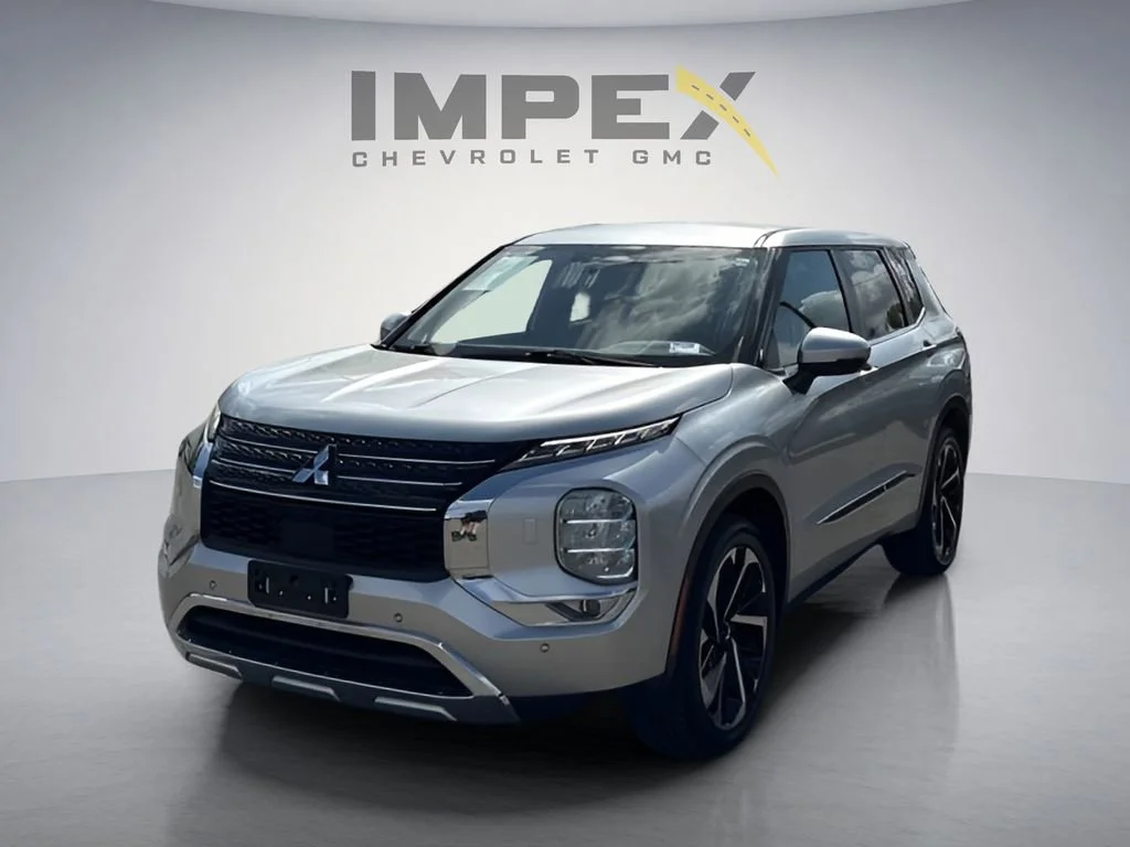 Used 2022 Silver Mitsubishi SE image 1