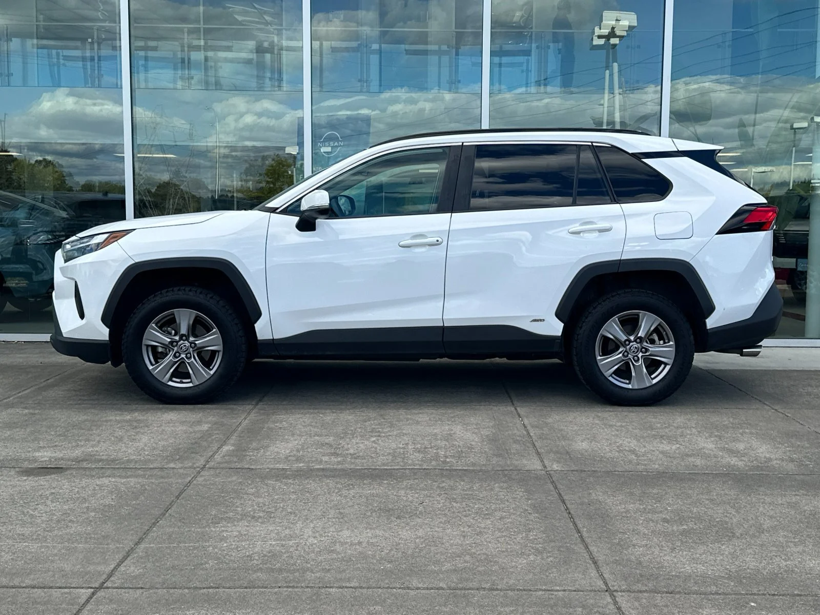 Used 2023 Ice Toyota LE image 7