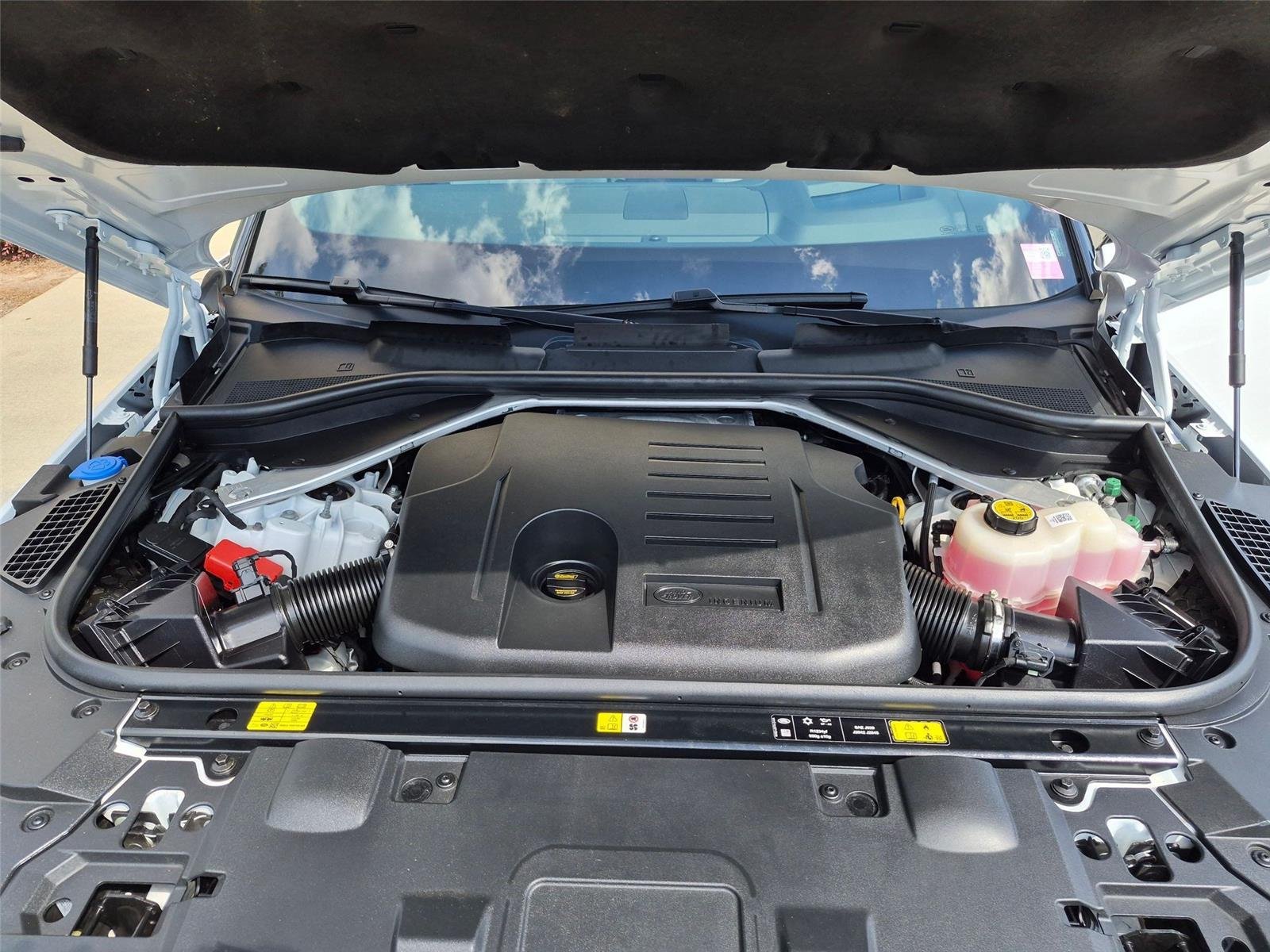 Used 2024 Fuji White Land Rover Dynamic SE image 34