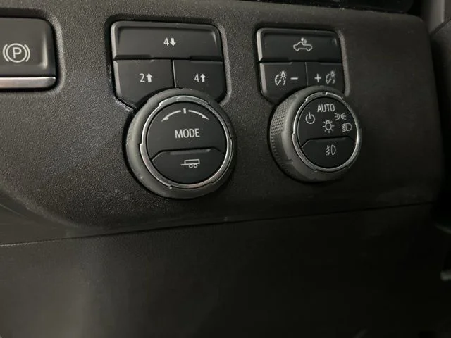 Used 2025 White Chevrolet LT image 9