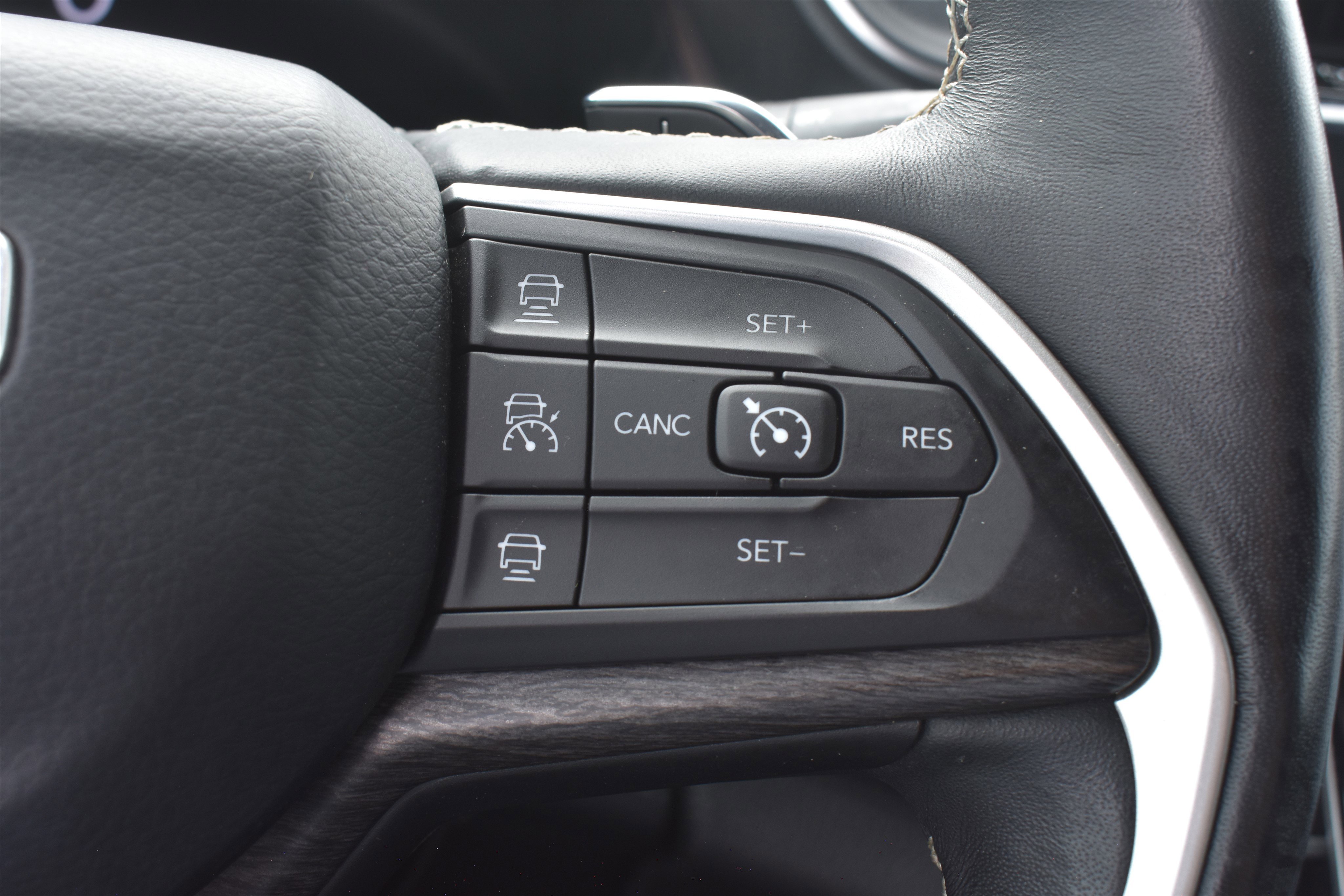 Used 2021 Diamond Black Crystal Pearlcoat Jeep Limited image 25