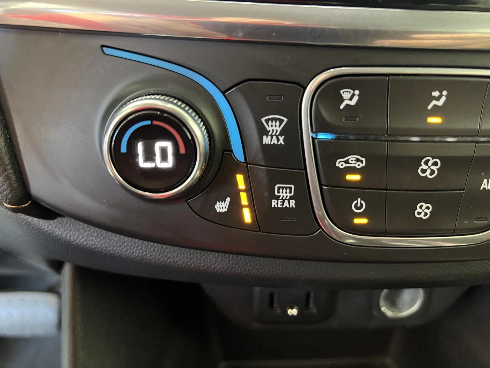 Used 2020 SUMMIT WHITE Chevrolet LT Cloth image 32