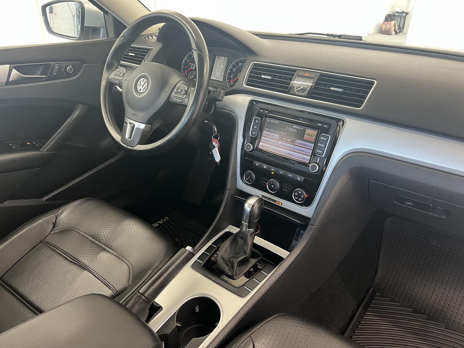 Used 2013 Reflex Silver Metallic Volkswagen 2.5L SE image 29