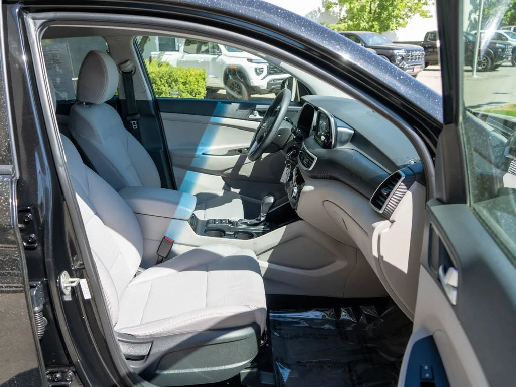 Used 2020 Black Hyundai SE image 10