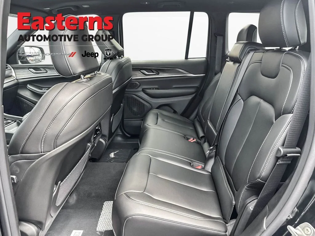 New 2026 Diamond Black Crystal Pearl-Coat Exterior Paint Jeep Limited image 22