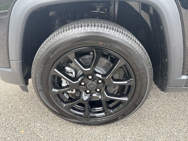 New 2026 Diamond Black Crystal Pearl-Coat Exterior Paint Jeep Latitude image 14