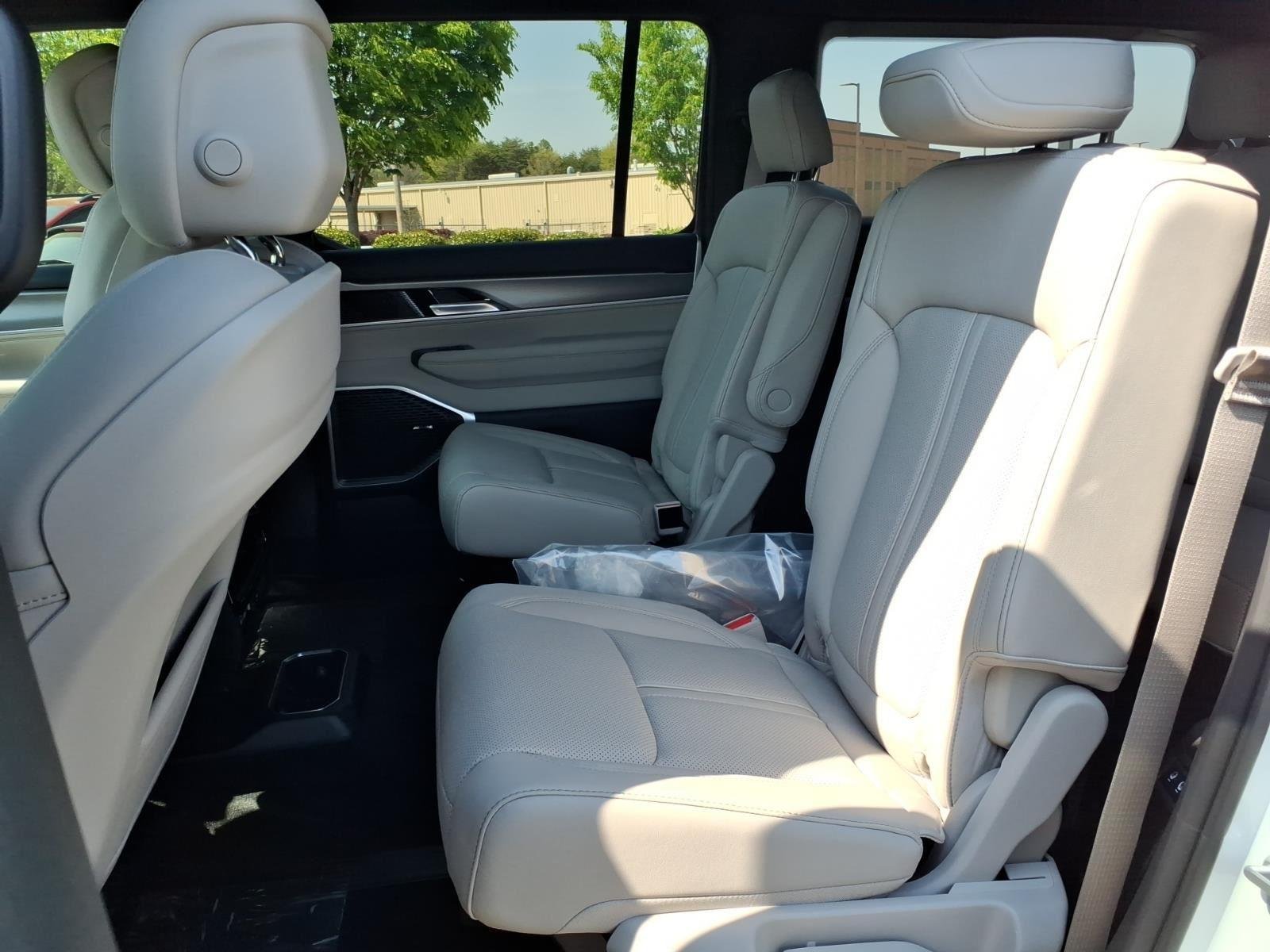 New 2026 Bright White Clear-Coat Exterior Paint Jeep Limited Altitude image 20