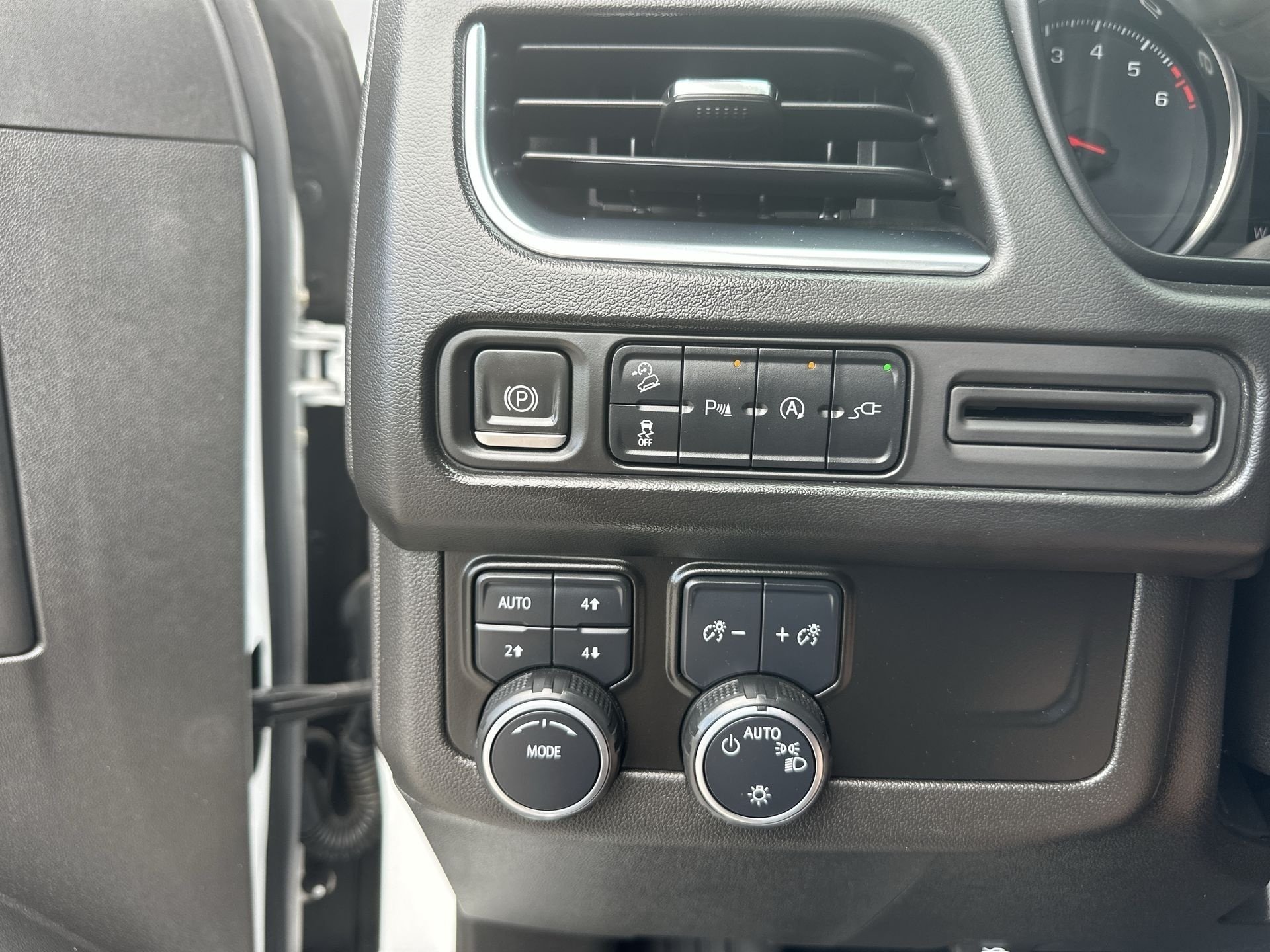 Used 2021 SUMMIT WHITE Chevrolet Z71 image 18