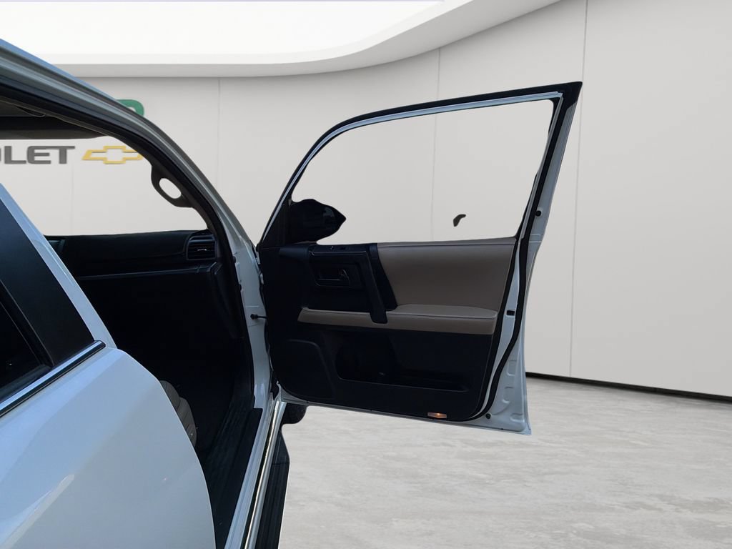 Used 2014  Toyota Limited image 46