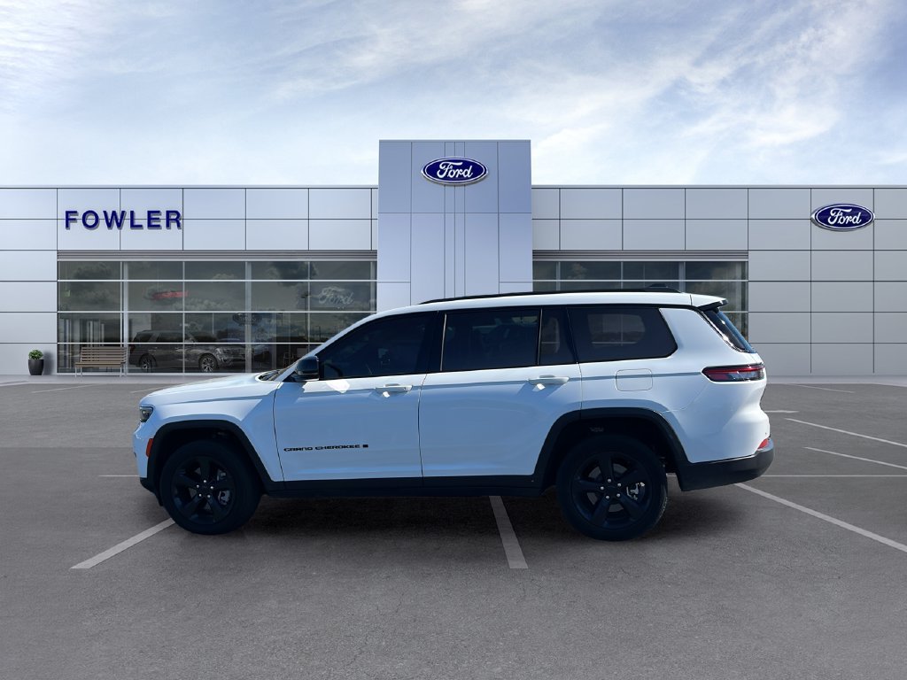 Used 2023 White Jeep Altitude image 11