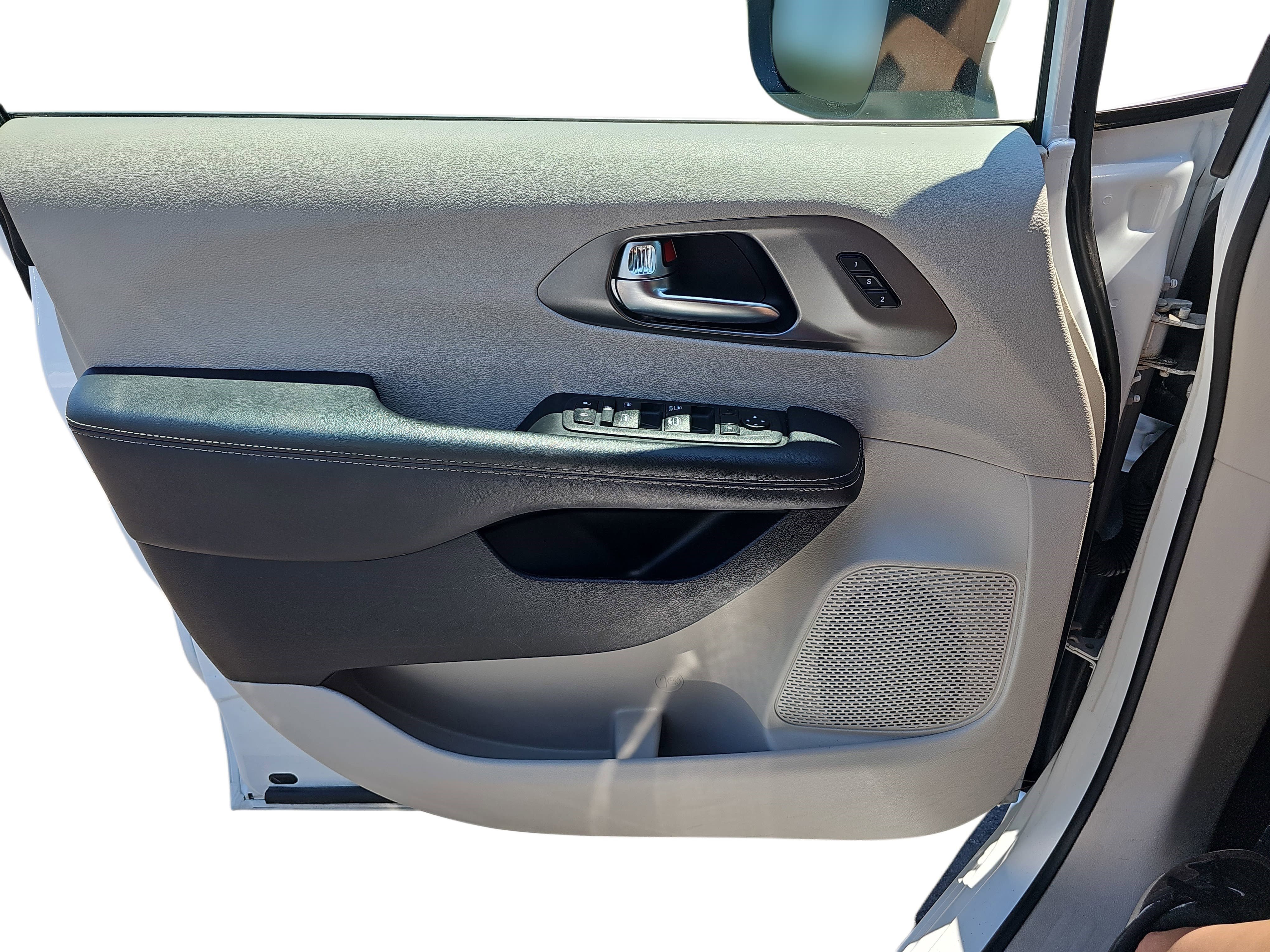Used 2023 Bright White Clearcoat Chrysler Touring L image 21