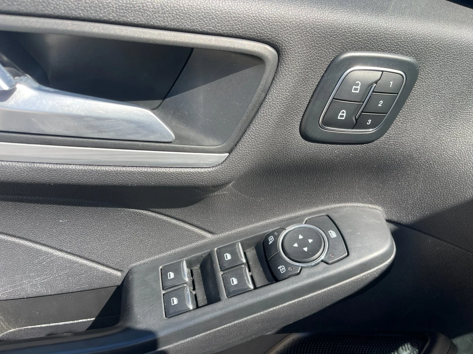 Used 2024  Ford Platinum image 13