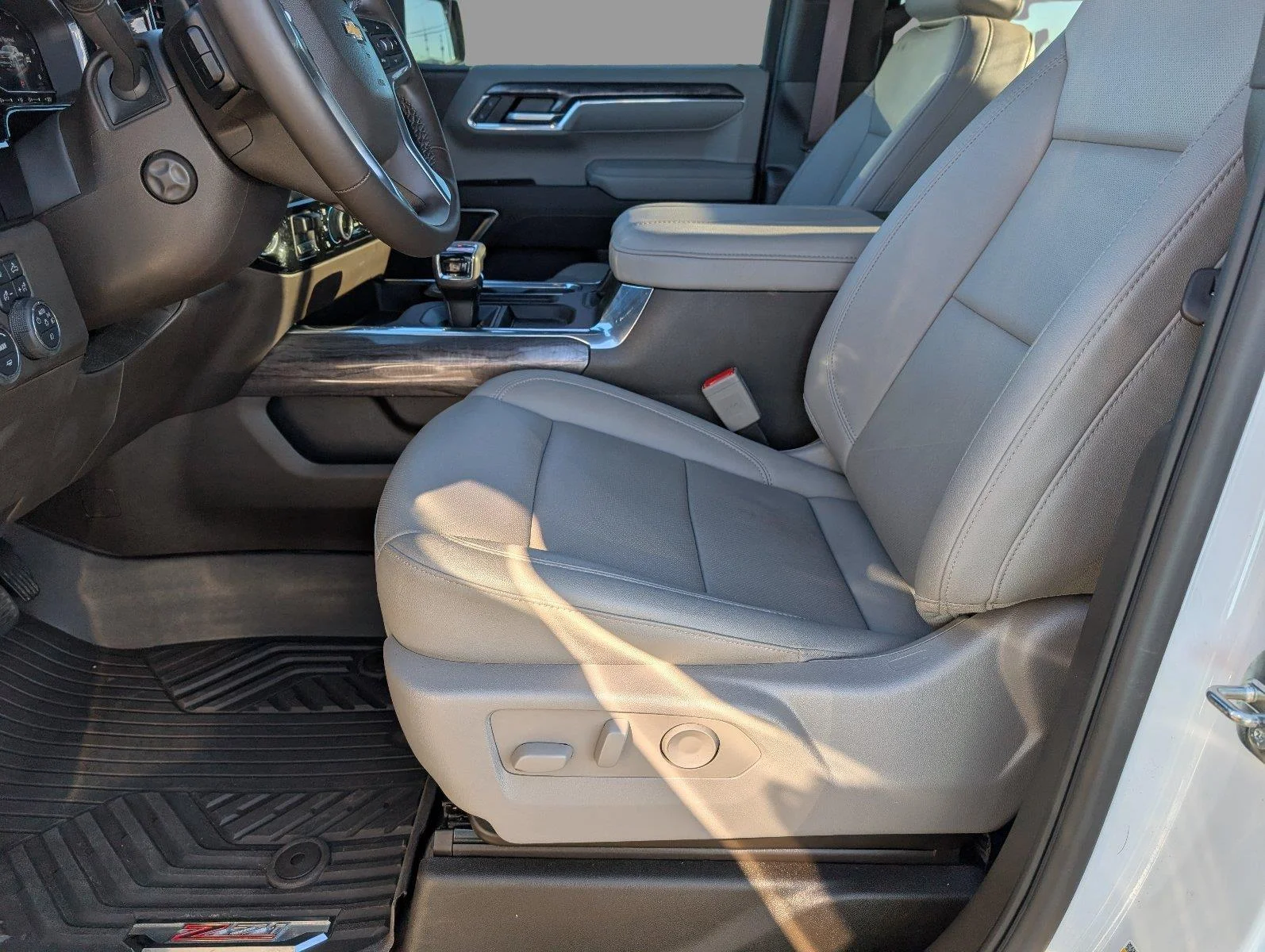 Used 2024 Iridescent Pearl Tricoat Chevrolet LTZ image 14