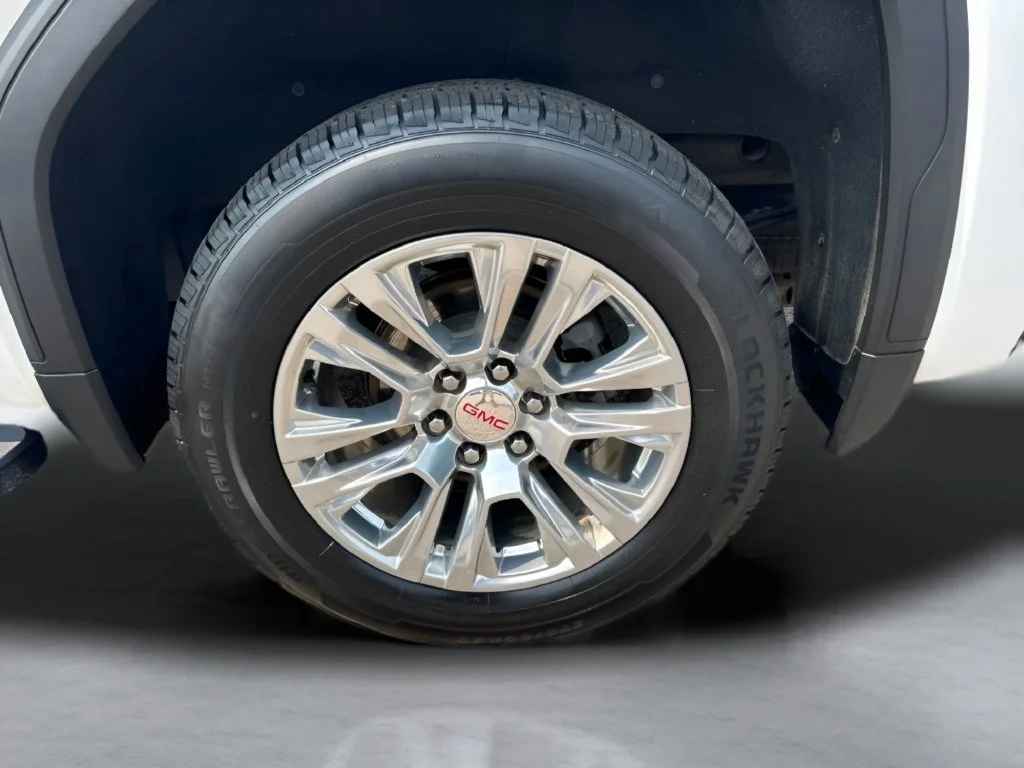 Used 2022 White Frost Tricoat GMC Denali image 39