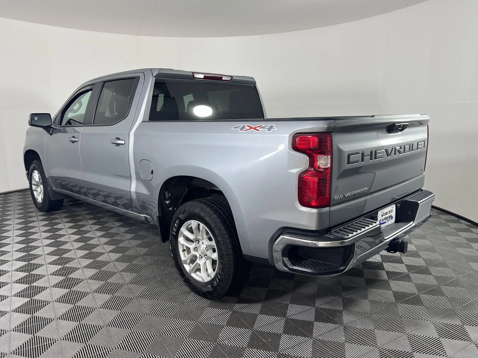 Used 2025 Sterling Gray Metallic Chevrolet LT (2FL) image 26