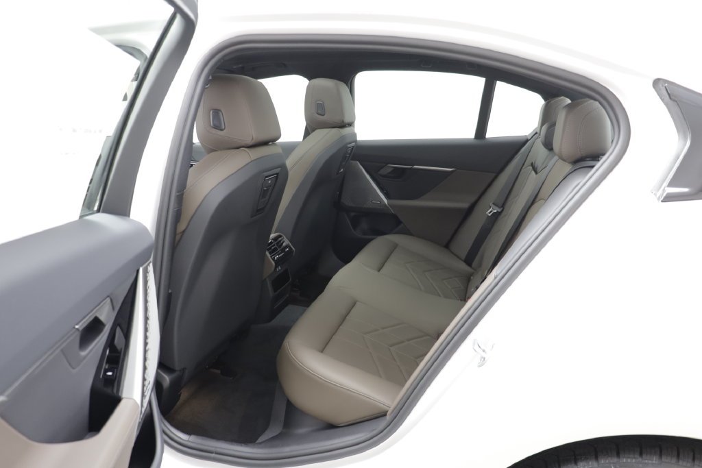 New 2027 Mineral White Metallic BMW 530i xDrive image 14