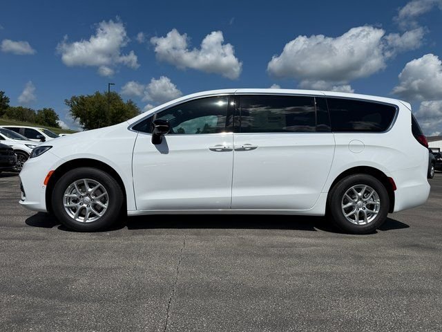 2026 Chrysler Pacifica photo 2