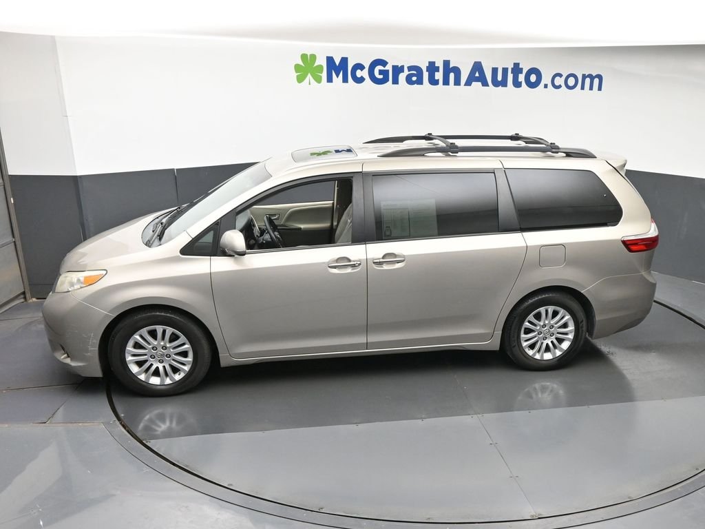 Used 2016  Toyota XLE Premium image 22