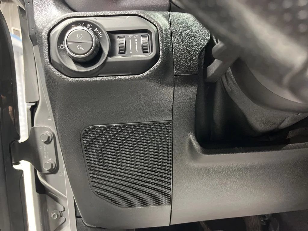 Used 2021 Sting-Gray Clearcoat Jeep Mojave image 15