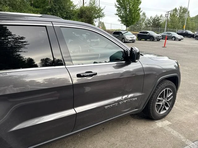 Used 2018 Crystal Metallic Jeep Limited image 8