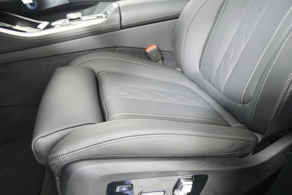 New 2026 Black Sapphire Metallic BMW M60i image 10
