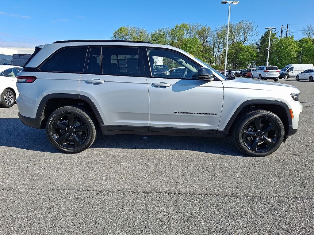 Used 2023 Silver Jeep Altitude X image 8
