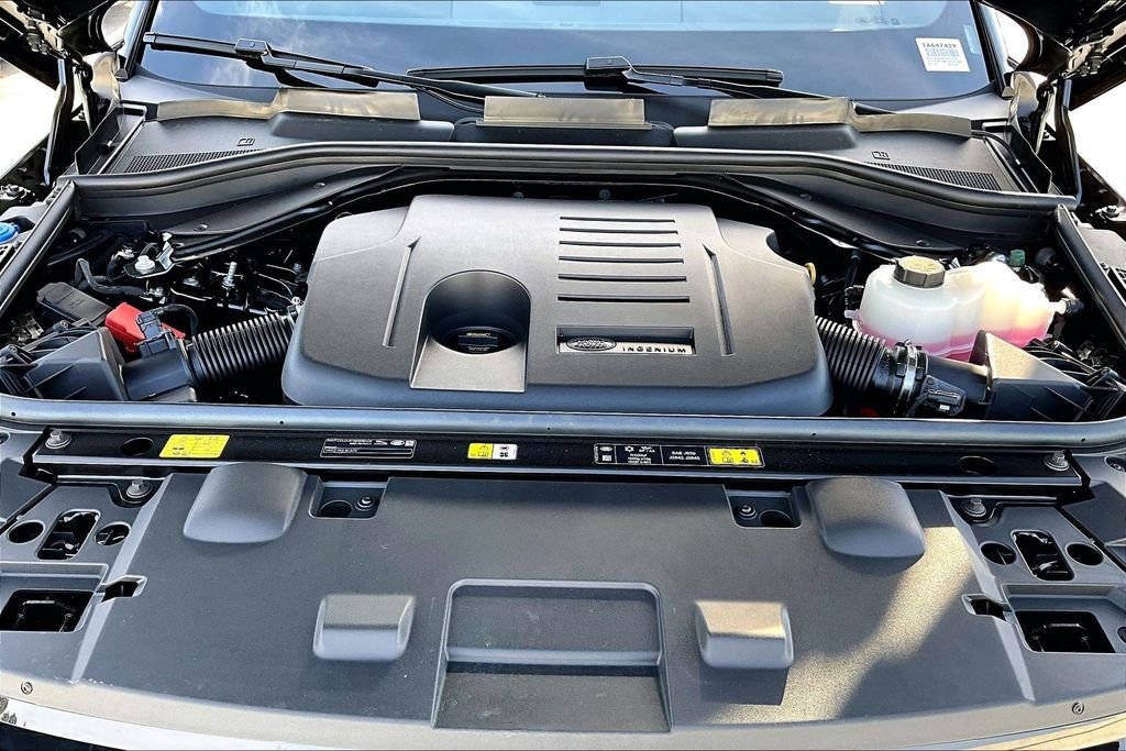 New 2026 SANTORINI BLACK Land Rover SE image 12