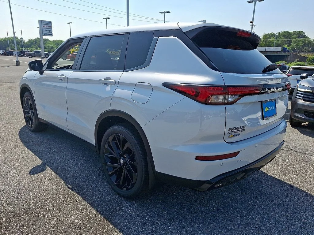 New 2026 White Nissan SL image 3