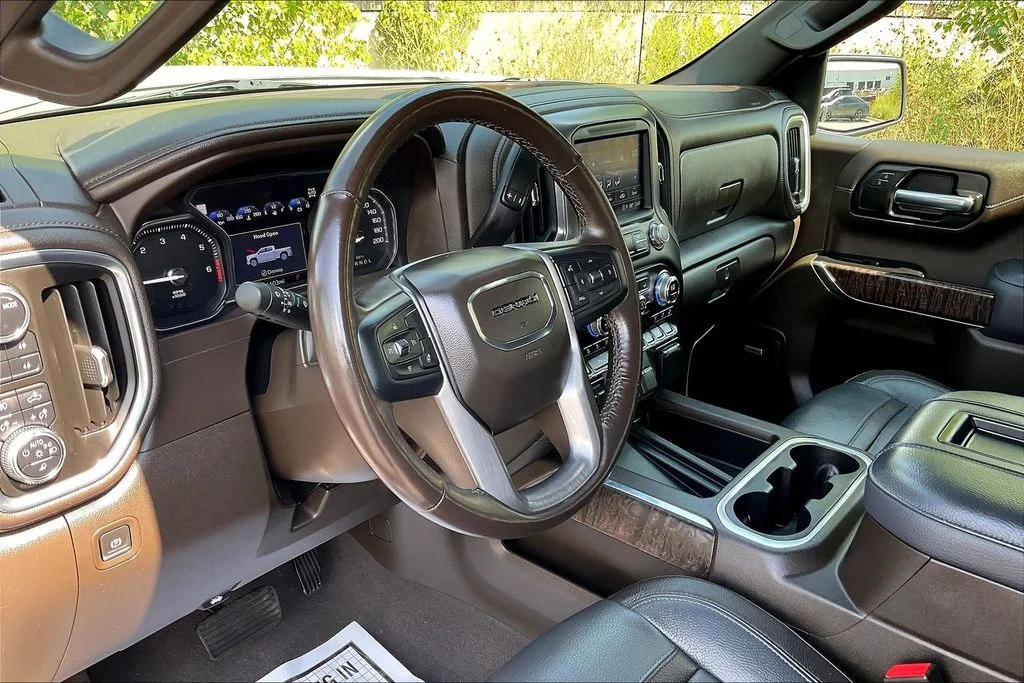 Used 2022 White Frost Tricoat GMC Denali image 14
