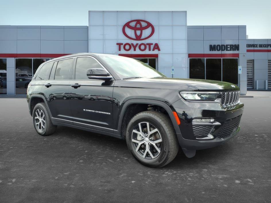 Used 2025 Diamond Black Crystal Pearlcoat Jeep Limited image 9