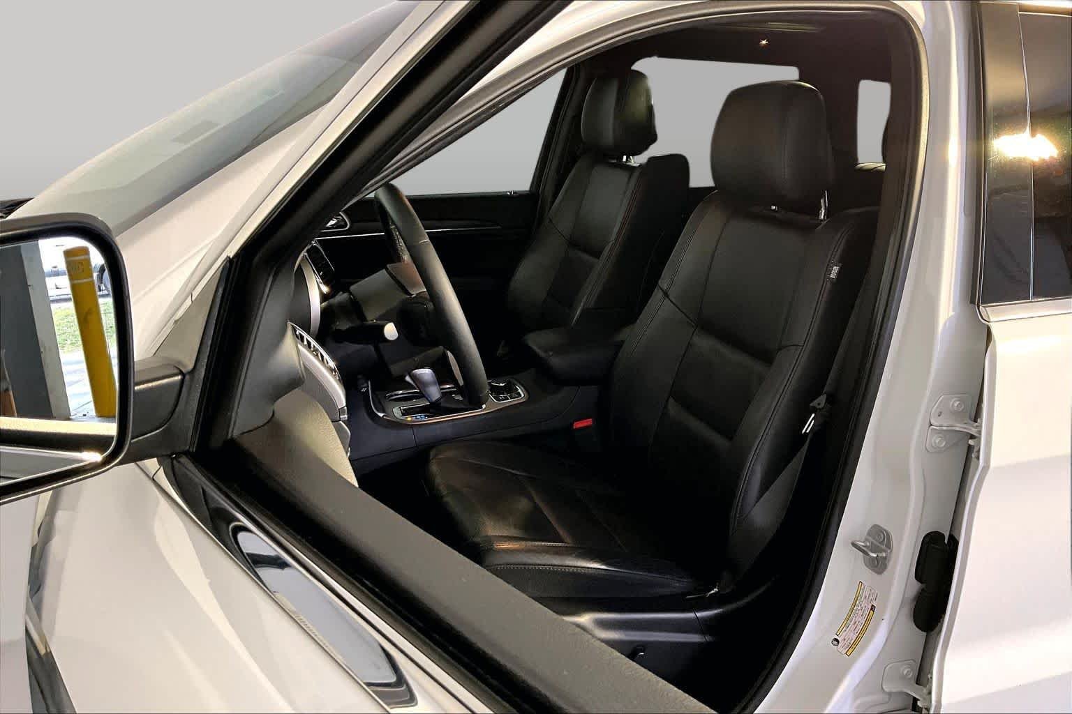 Used 2019 Bright White Clear Coat Jeep Limited image 9