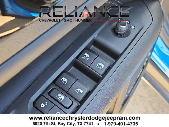 New 2026 Hydro Blue Pearl-Coat Exterior Paint Jeep Latitude image 15