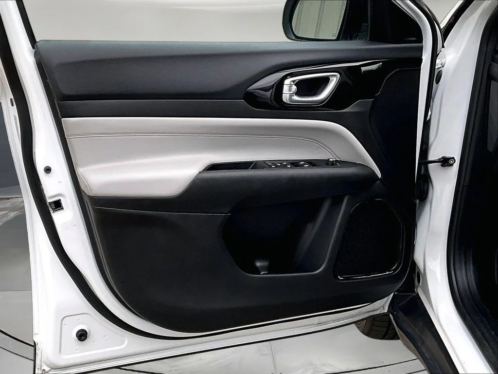 Used 2025 White Jeep Limited image 24