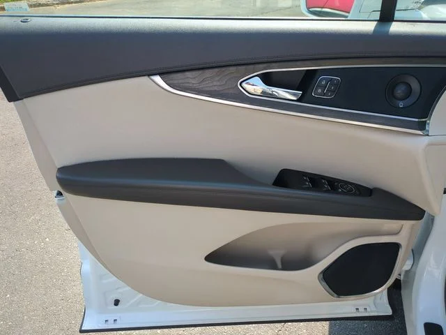 Used 2020 White Lincoln Reserve image 12
