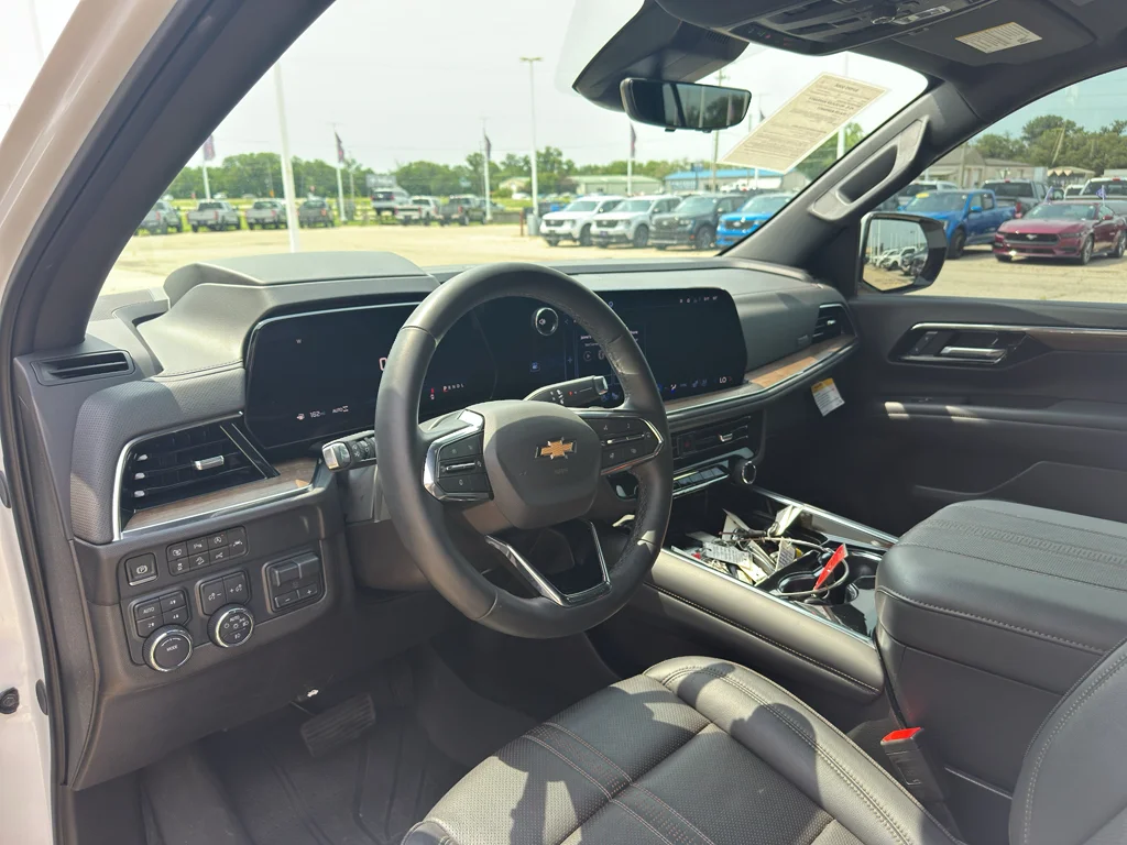 Used 2025 Iridescent Pearl Tricoat Chevrolet High Country image 2