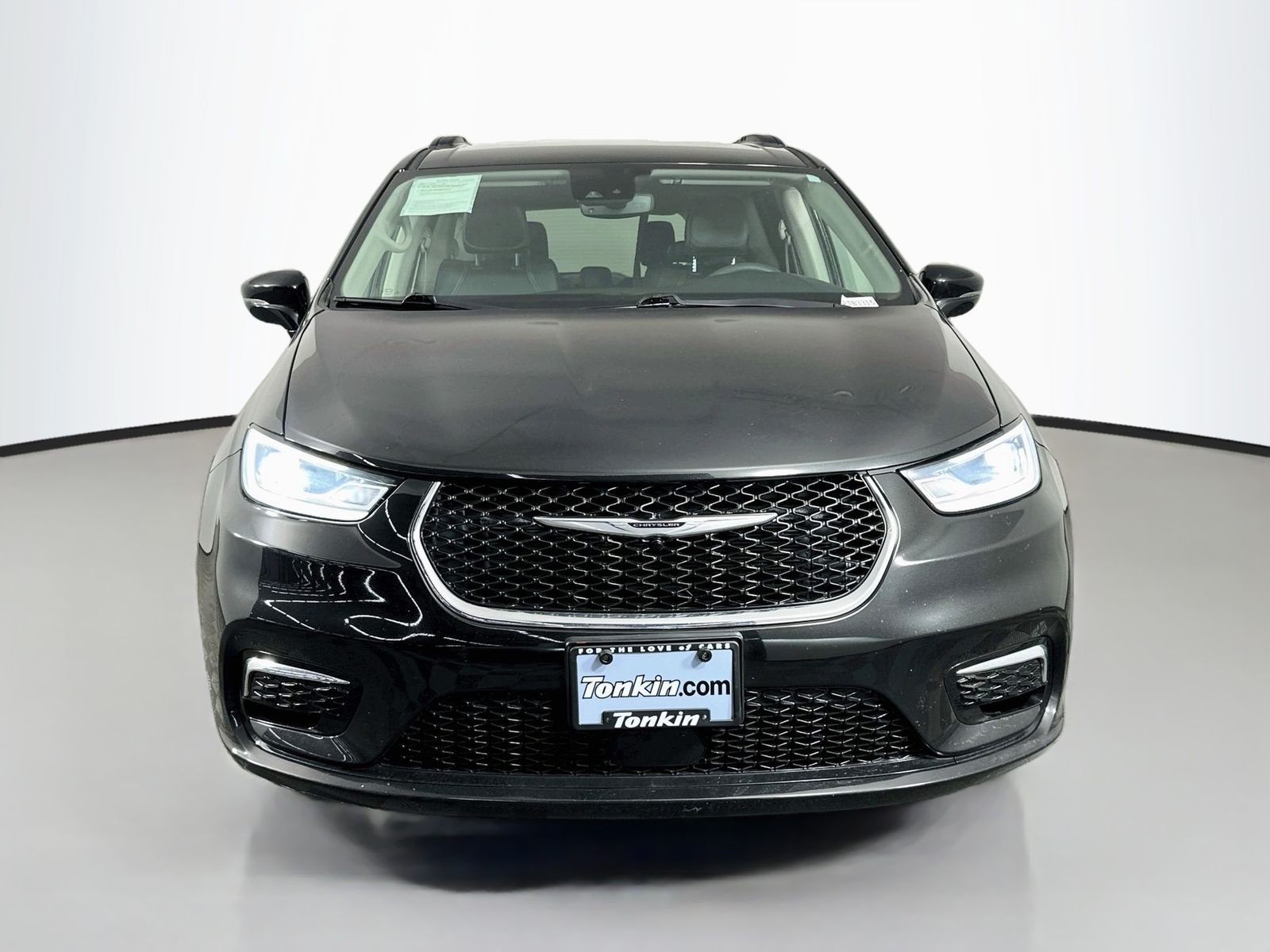 Used 2022 Brilliant Black Crystal Pearlcoat Chrysler Touring L image 1
