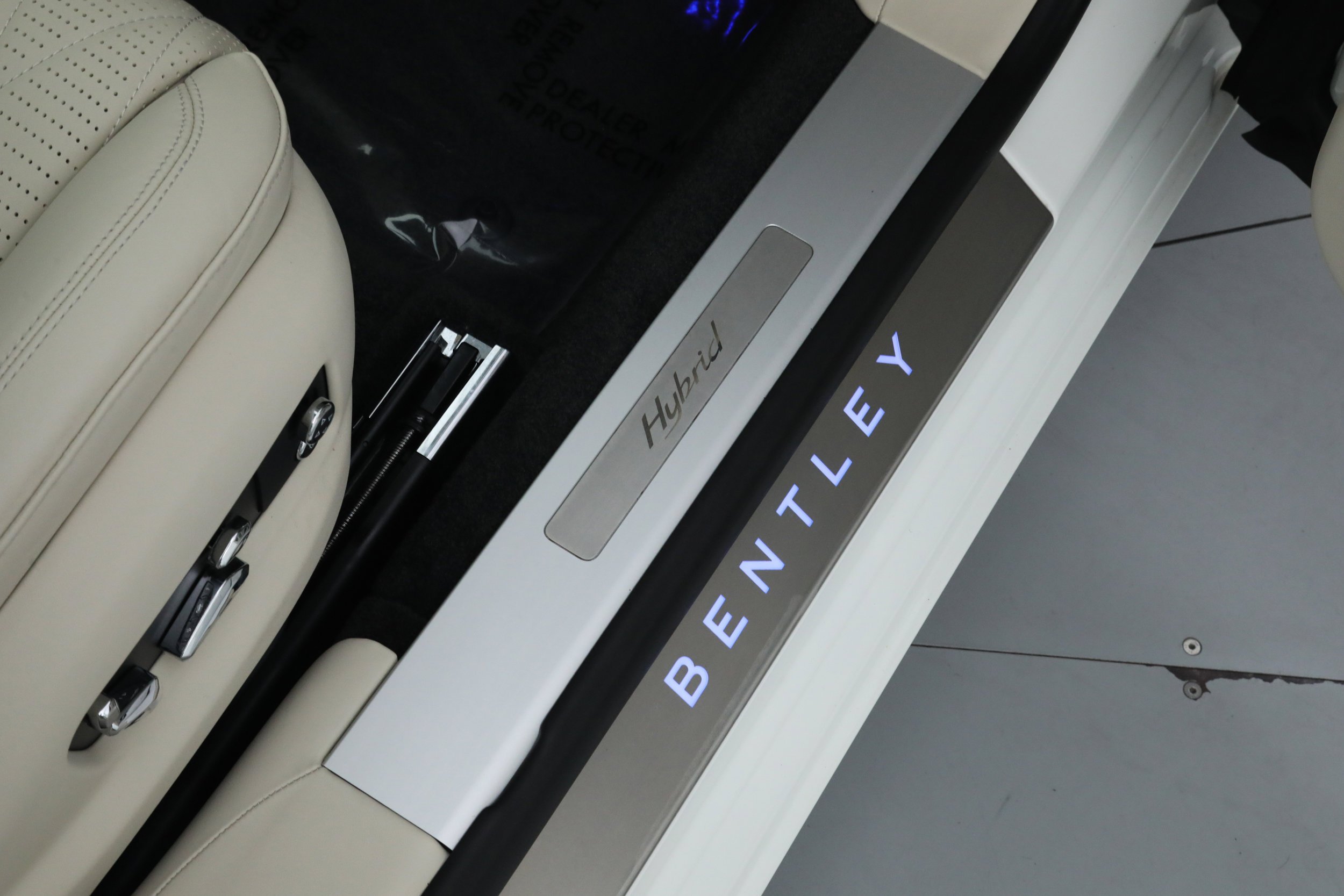 Used 2022 White Bentley  image 19