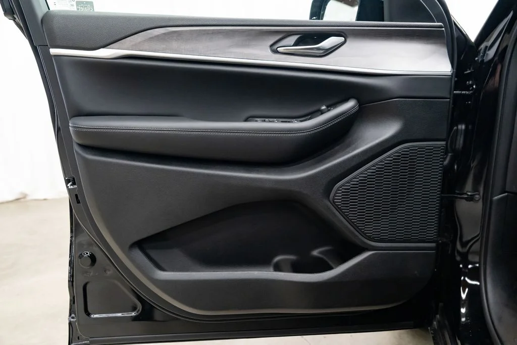 New 2026 Diamond Black Crystal Pearl-Coat Exterior Paint Jeep Altitude image 18