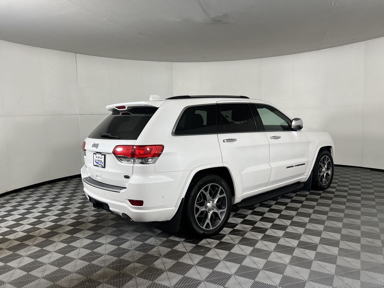 Used 2019 Ivory 3-Coat Jeep Overland image 36