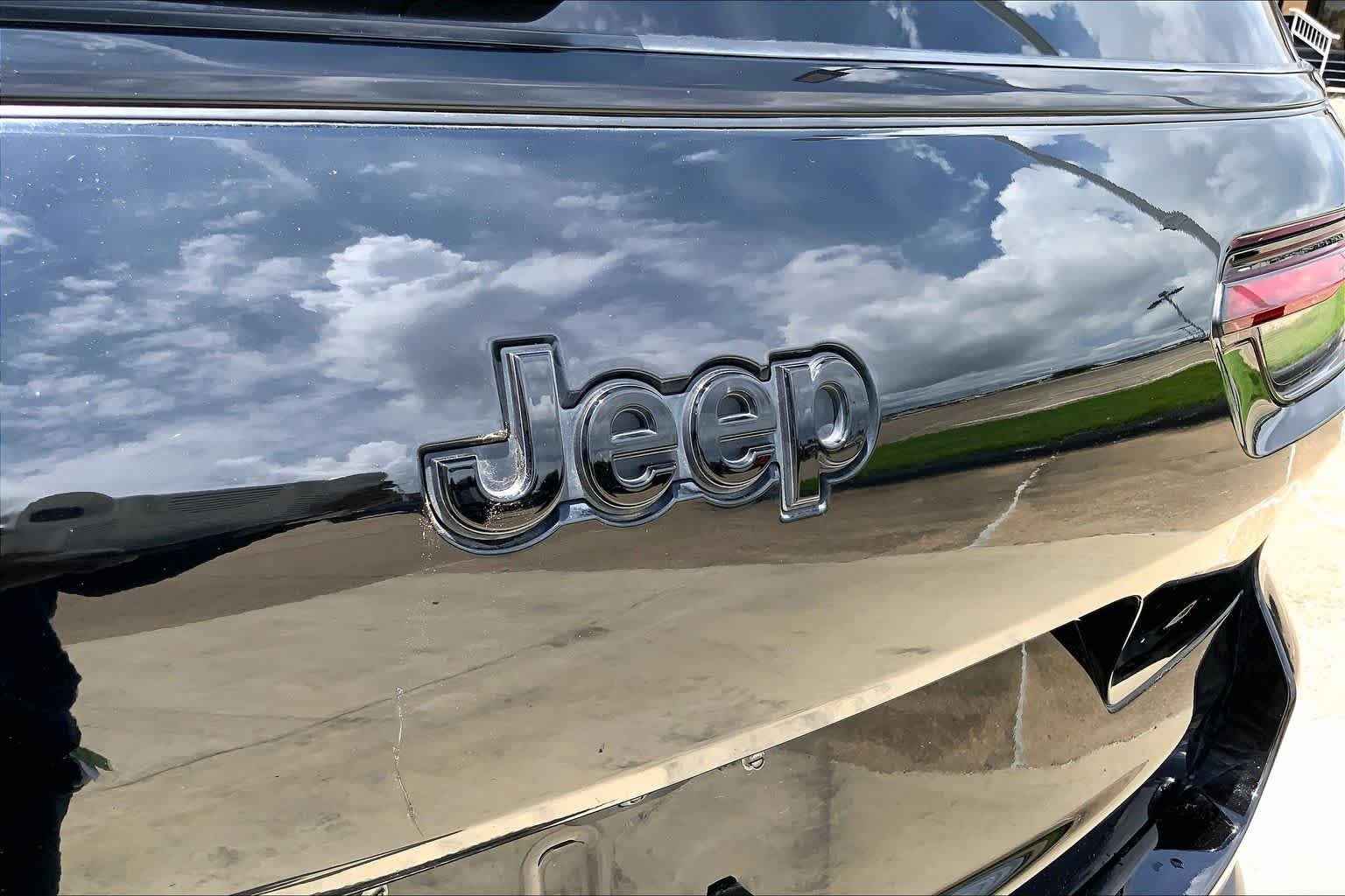 Certified Used 2023 Diamond Black Jeep Altitude image 30