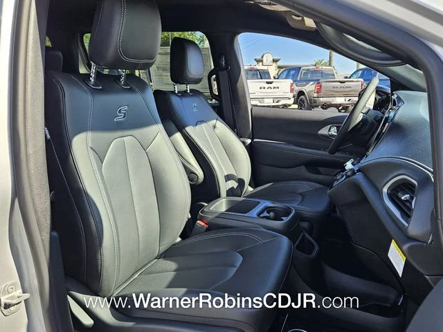 2026 Chrysler Pacifica Select - Photo 18
