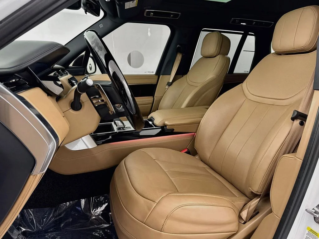 Used 2025 White Land Rover SE image 21