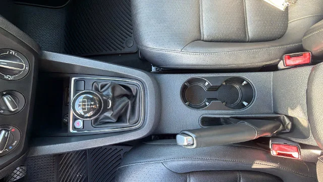 Used 2017  Volkswagen 1.4T SE image 26