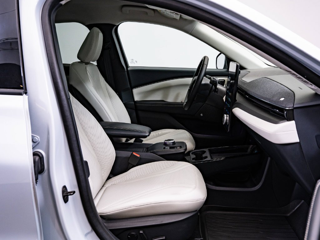 Used 2022 Space White Metallic Ford Premium image 23