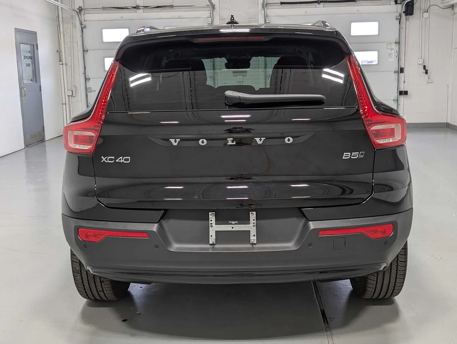 Used 2026 Onyx Black Volvo Plus image 9