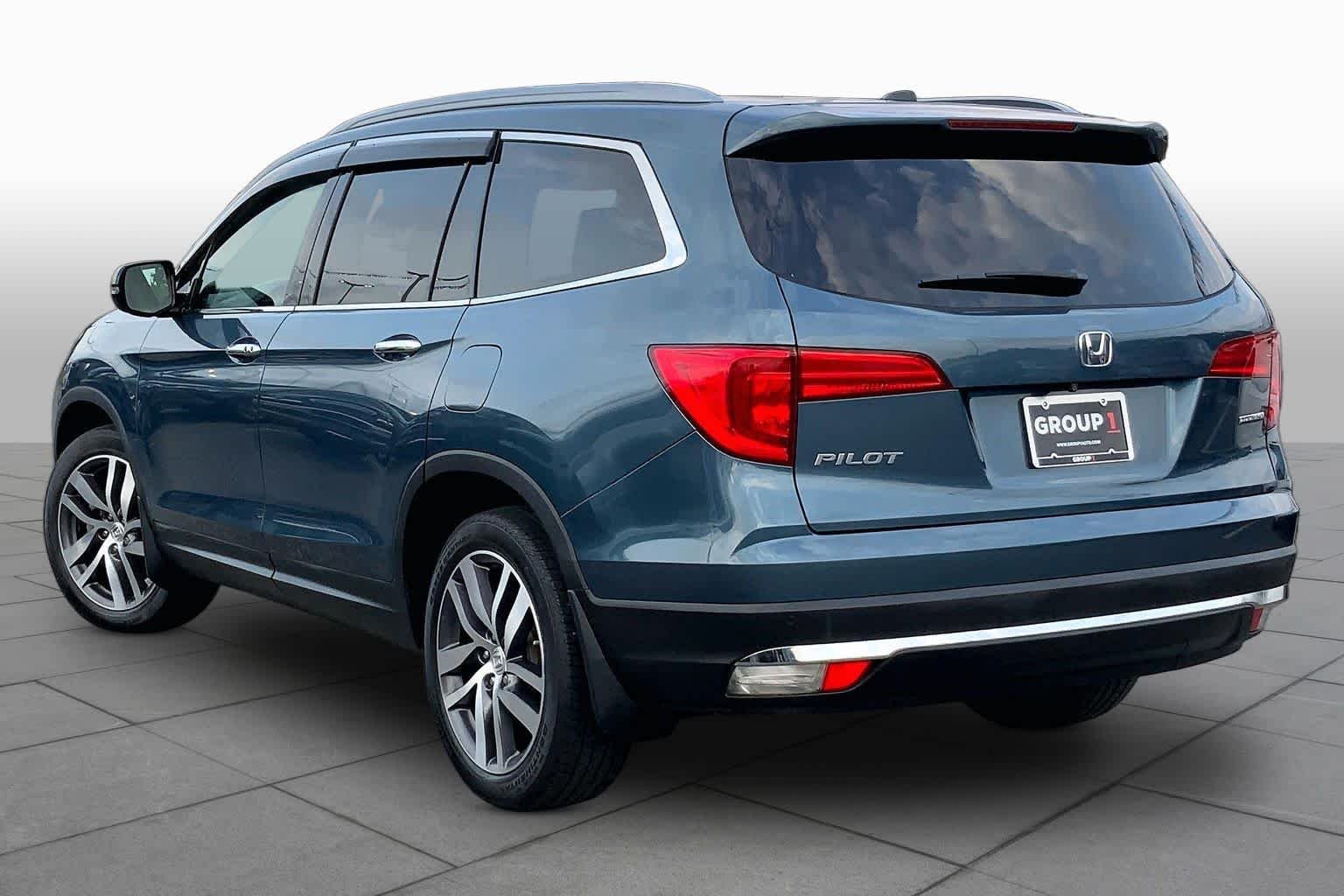 Used 2017 Steel Sapphire Metallic Honda Touring image 11